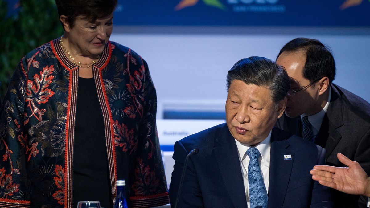 SAN FRANCISCO, CALIFORNIA - NOVEMBER 17: Kristalina Georgieva, managing director of the International Monetary Fund, approaches Chinese President Xi Jinping to have a conversation before the start of the APEC Leaders Retreat on the last day of the Asia-Pacific Economic Cooperation (APEC) Leaders' Week at Moscone Center on November, 17, 2023 in San Francisco, California. The APEC Summit takes place through November 17. (Photo by Kent Nishimura/Getty Images)