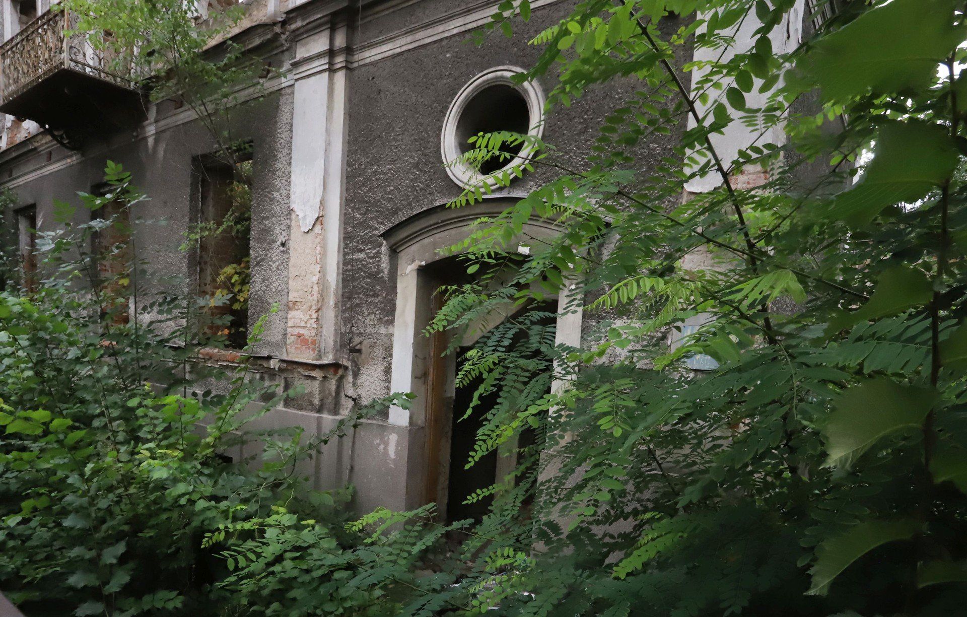 Konstrukcja budynku zostałą zabezpieczona przed zawaleniem, ale trudno oprzeć się wrażeniu, że może dojść do katastrony budowlanej.
