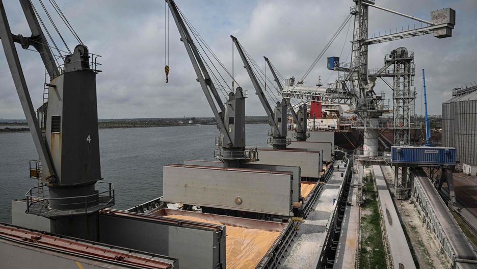 Port Konstanca eksportowym hubem UkrainyA ship is loaded with corn at Pier 80 in the Black Sea port of Constanta, Romania on May 3, 2022. - The Romanian port seeks to become an export hub for neighbouring Ukraine after Russia's invasion cut off its sea routes. Before the war, Ukraine exported 4.5 million tonnes of agricultural produce per month through its ports -- 12 percent of the world's wheat, 15 percent of its corn and 50 percent of its sunflower oil. (Photo by Daniel MIHAILESCU / AFP)DANIEL MIHAILESCU