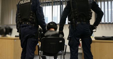 Brutalnie napadł na 12-latkę przed szkołą. Jego żona ujawnia