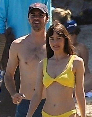 Dakota Johnson i Jeremy Allen White wypoczywają na plaży w Malibu