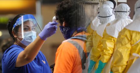 W USA zaostrzają kontrole na lotniskach. W tle rosnące obawy o Ebolę