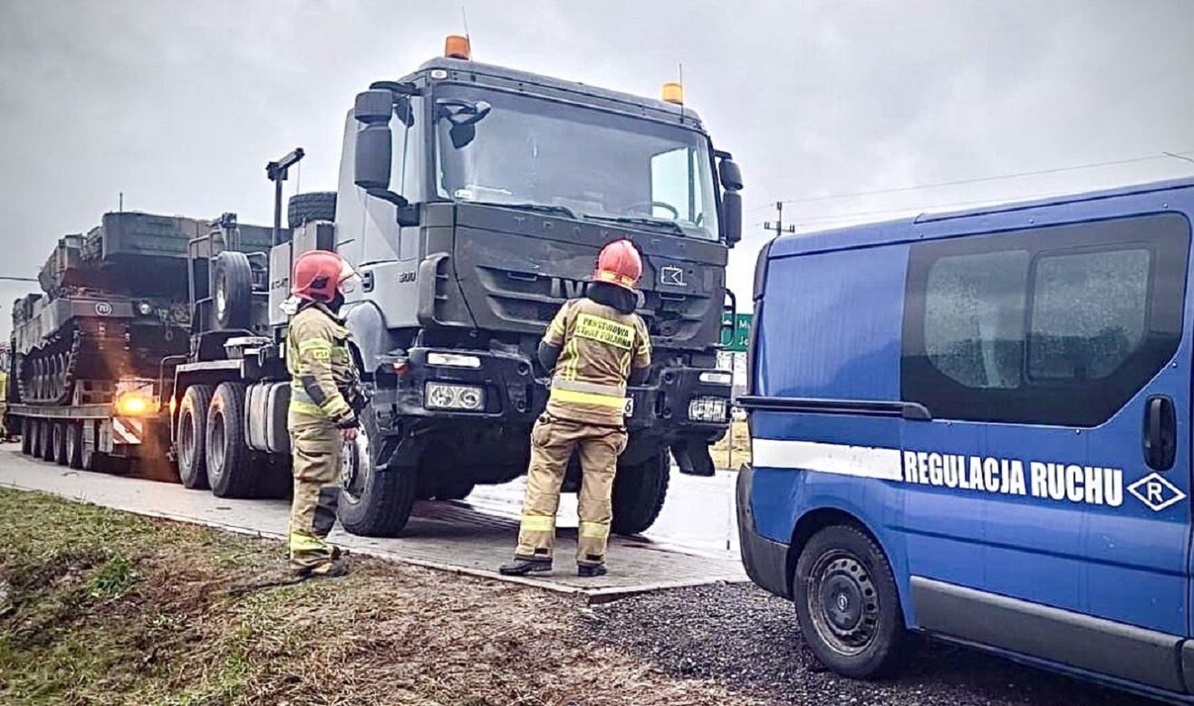 Przewozili czołg. Wypadek z udziałem kolumny wojskowej