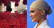 Kylie Jenner świętuje 22. urodziny na Instagramie. Travis Scott zasypał jej dom płatkami róż...