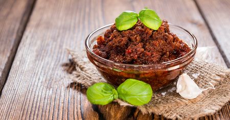 Pesto z suszonych pomidorów – do czego je wykorzystać i jak zrobić?