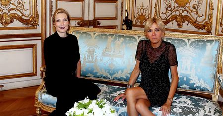 Wystylizowana Brigitte Macron cieszy się z prezentu od pierwszej damy Kolumbii (ZDJĘCIA)