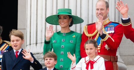Kate Middleton i książę William opublikowali rodzinną kartkę świąteczną. Zapozowali w wyjątkowo swobodnym wydaniu (FOTO)