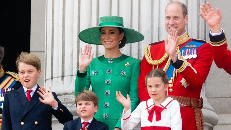 Kate Middleton i książę William opublikowali rodzinną kartkę świąteczną. Zapozowali w wyjątkowo swobodnym wydaniu (FOTO)