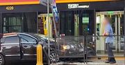 Warszawa. Poważne zderzenie auta z tramwajem w Śródmieściu. Pojazd uderzył w znak i barierki przystankowe