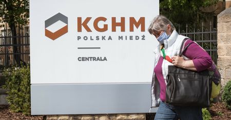 KGHM o krok przed rządem. Zaszczepieni pracownicy nie muszą zakładać maseczek