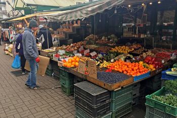 120 zł za kilogram. Są już pierwsze krajowe owoce