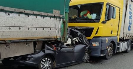 Seat w kleszczach. Przerażający wypadek koło Wrocławia