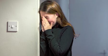 Zadzwoniłam na telefon zaufania, który dostał dofinansowanie Czarnka. "Nie możesz usunąć ciąży"