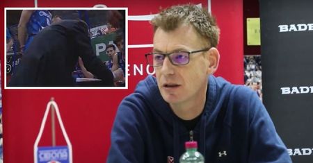Furia trenera. Trwał mecz, a on nie potrafił opanować się przed kamerami
