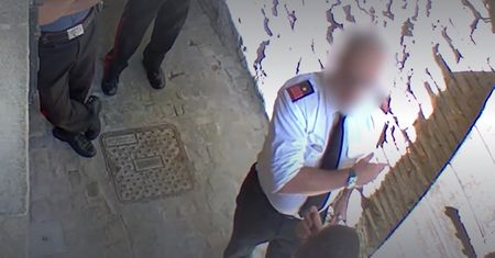 Karabinier dał mu w twarz. Atak widać na wideo. Włoch "wyparował" ze strachu
