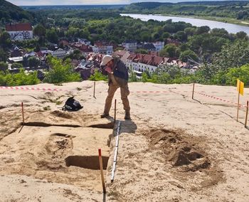 Przewodniczka z Kazimierza Dolnego znalazła ludzką czaszkę. Odkryto stare groby dziecięce