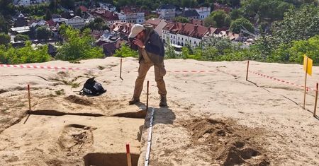 Przewodniczka z Kazimierza Dolnego znalazła ludzką czaszkę. Odkryto stare groby dziecięce
