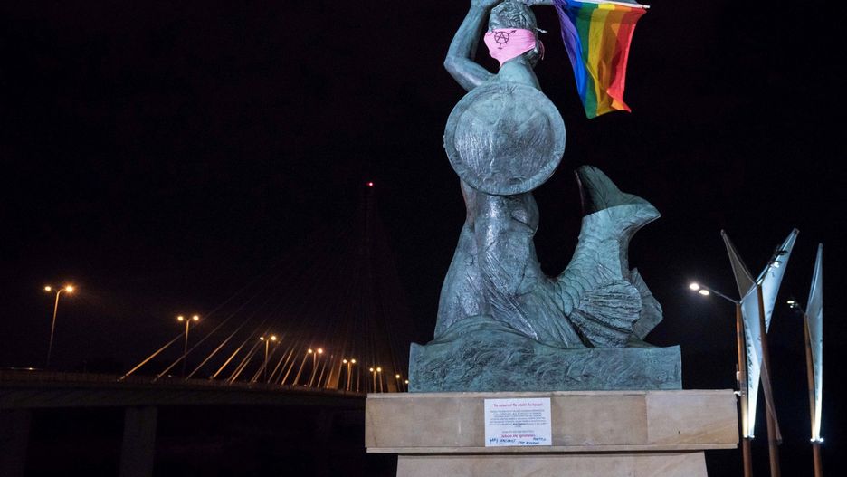 Tęczowa flaga na Syrence Warszawskiej