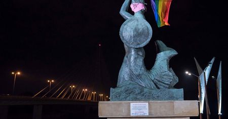 Tęczowe flagi na pomnikach. Mocne słowa znanego policjanta, mamy stanowisko KGP