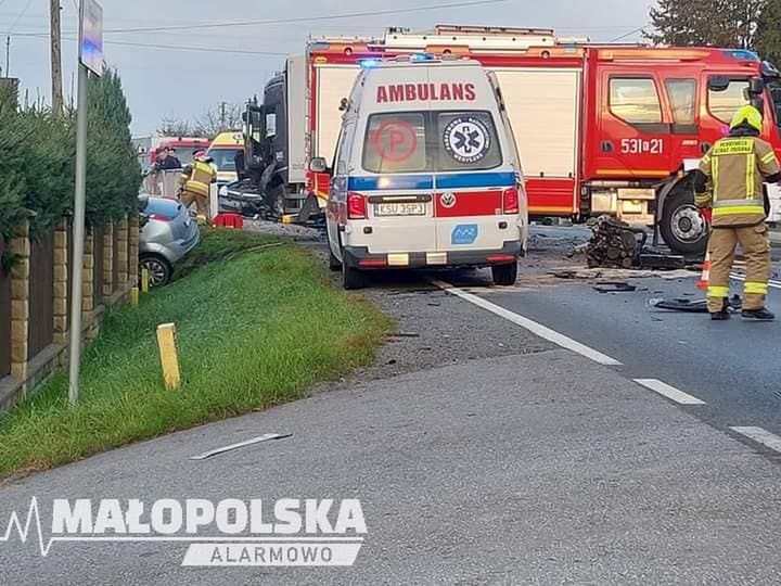 Karambol w Makowie Podhalańskim. Z auta wypadł silnik