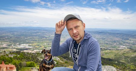 7 tys. kilometrów pieszo. Mimo epidemii warszawiak dalej "spaceruje" z psem po Europie