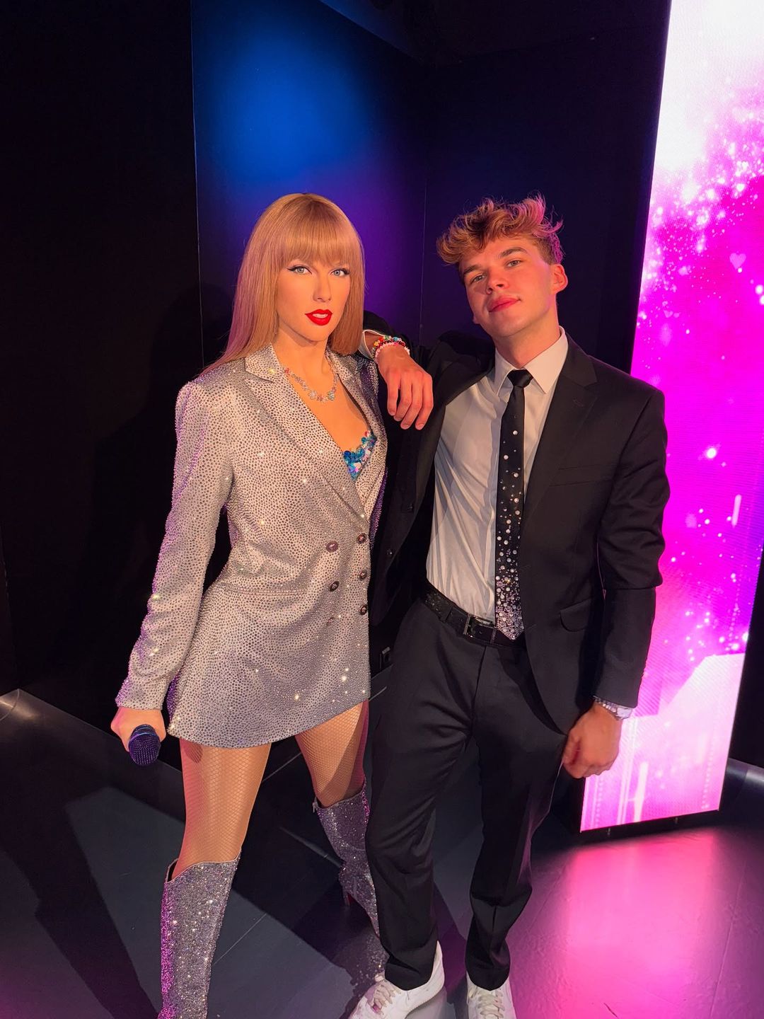 Jasper z woskową figurą Taylor Swift