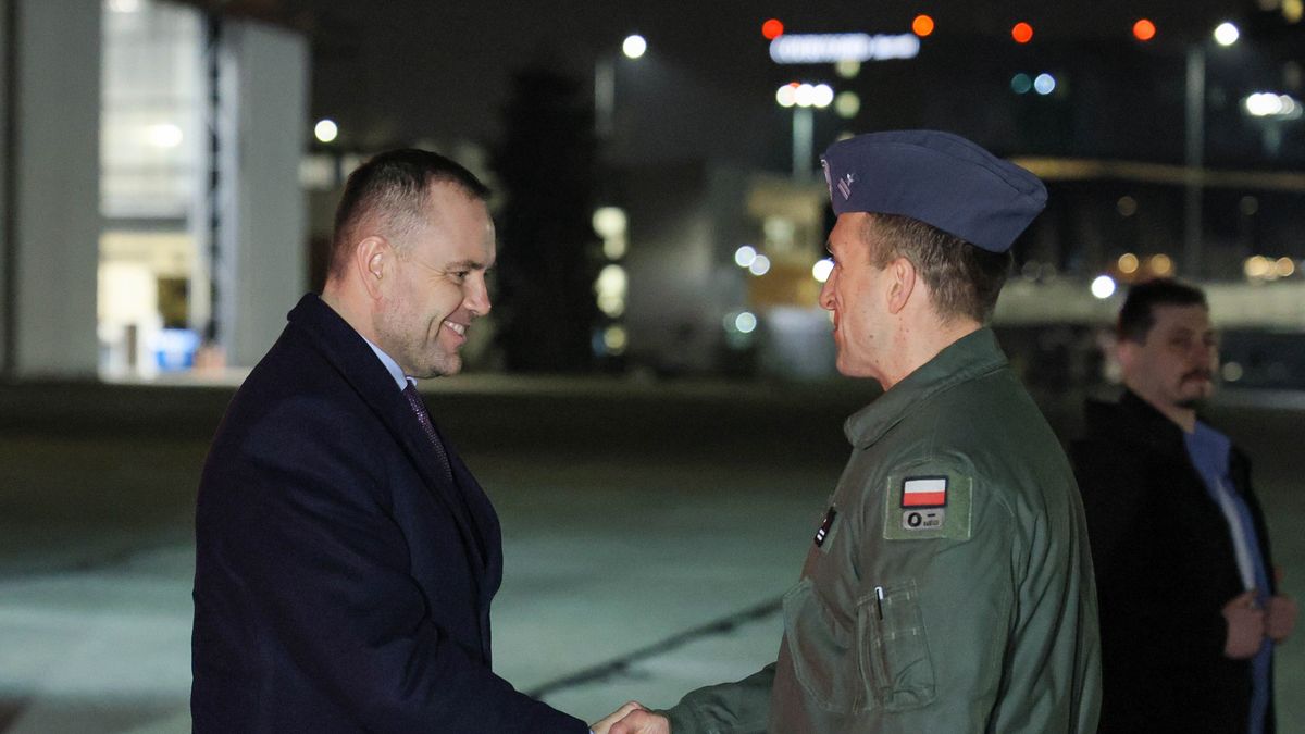 Prezydent RP Karol Nawrocki na warszawskim lotnisku Okcie przed wylotem do Rygi