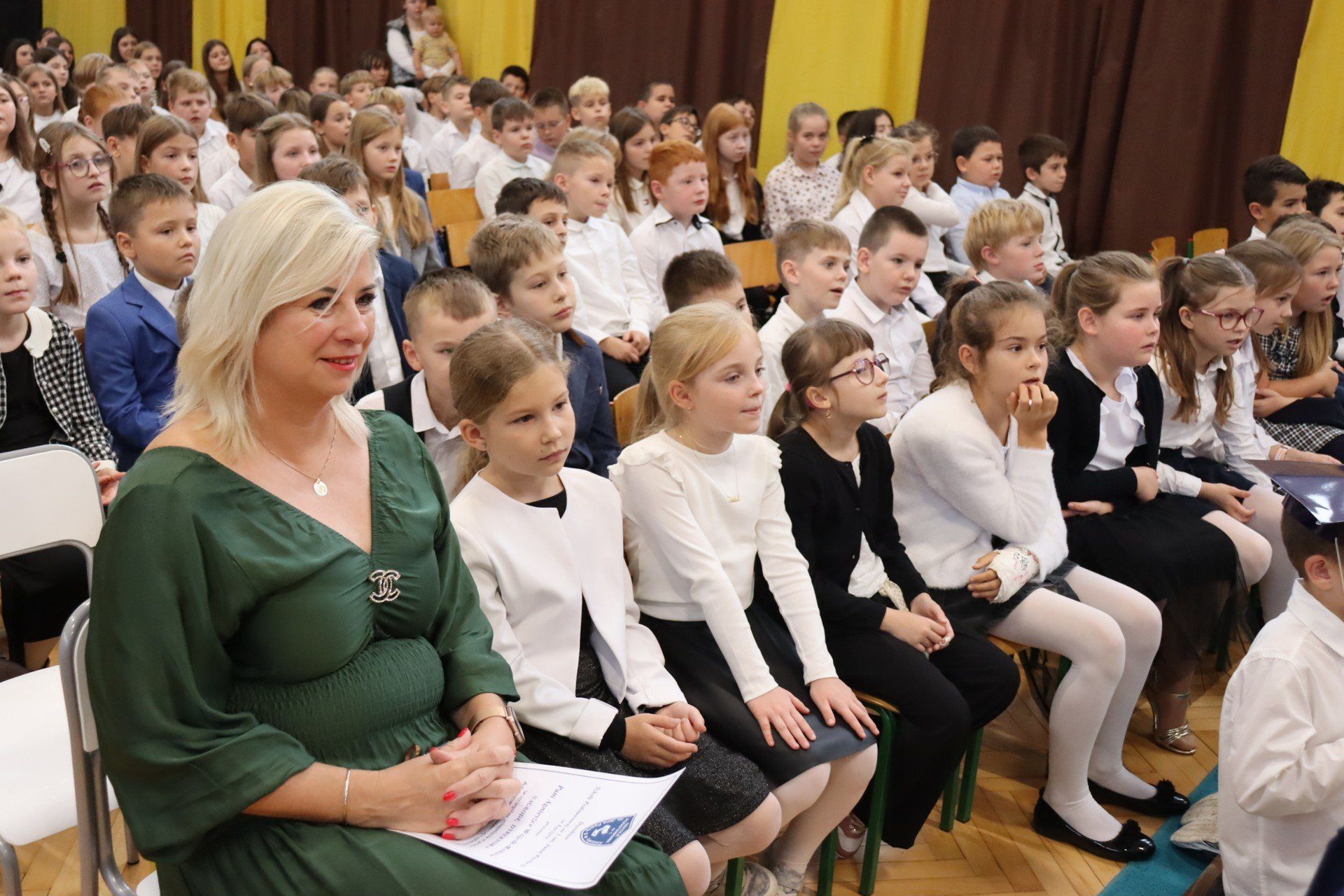 Podziękowania, zabawne przedstawienie i ślubowanie. Tak wyglądał Dzień Edukacji Narodowej w Szkole Podstawowej nr 1 w Łęczycy
