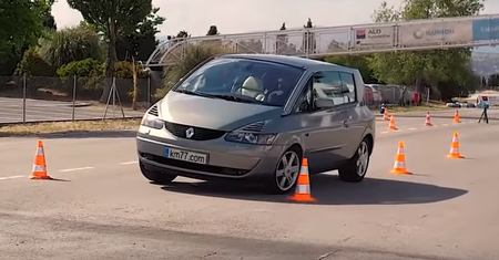 20-letnie Renault Avantime pobiło nowe auta w teście łosia. I to na słabych oponach