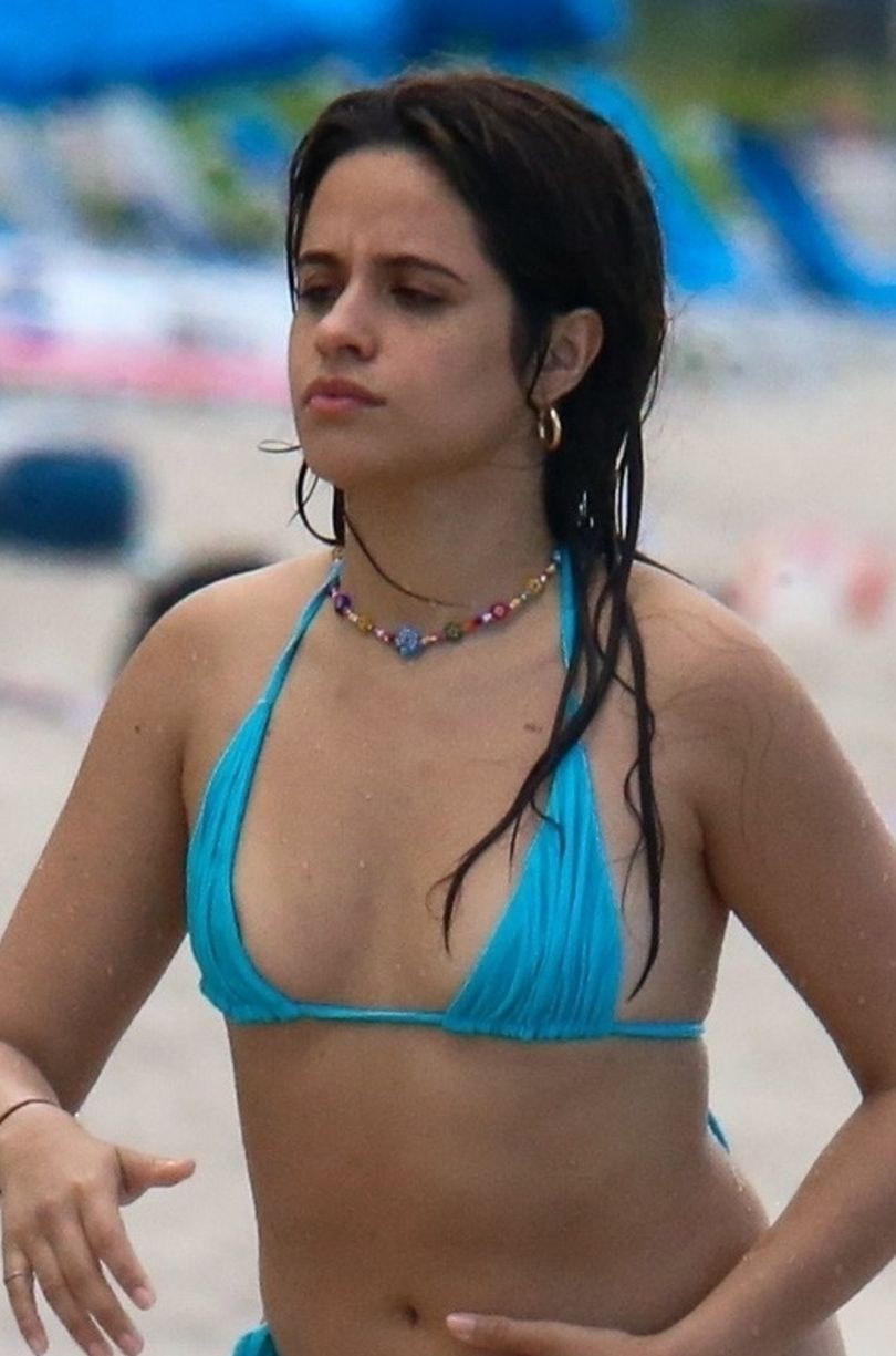 Camilla Cabello dokazuje na plaży w turkusowym bikini