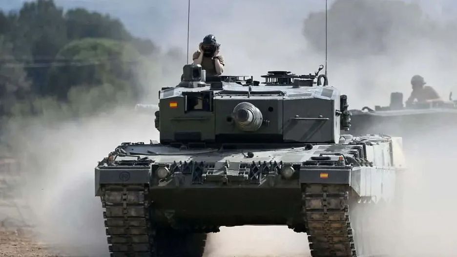 Leopard 2A4 w barwach Hiszpanii, zdjęcie ilustracyjne