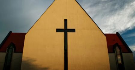Awantura o parking przy kościele. Proboszcz zagrodził wjazd