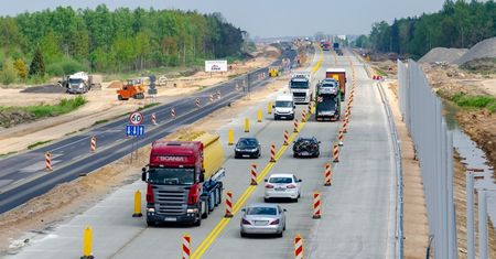Trzypasmowa autostrada kosztem odcinka drogi ekspresowej. Rząd przesuwa pieniądze