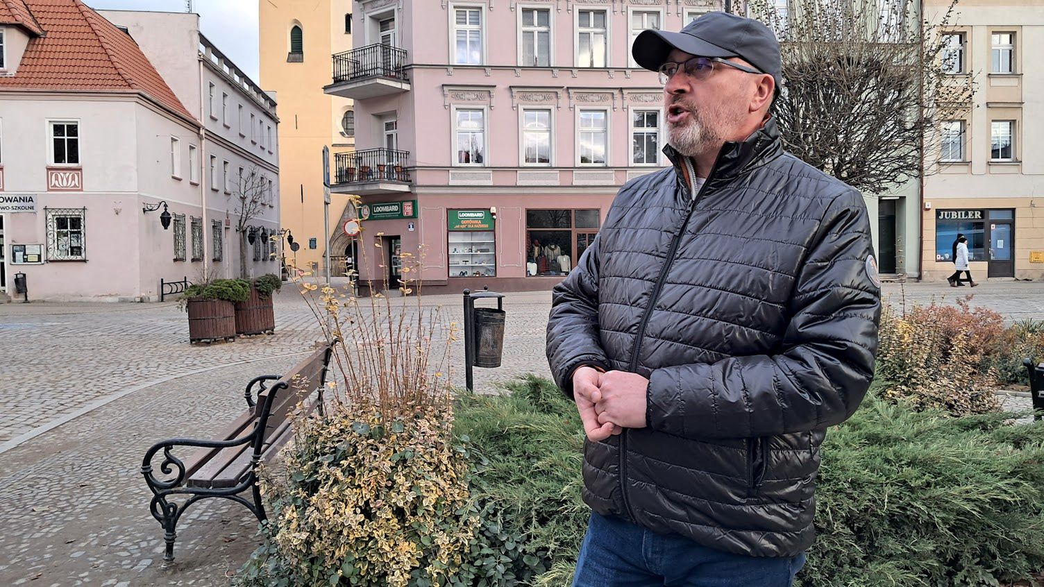 Burmistrz Paweł Szymkowicz na rynku w Głuchołazach