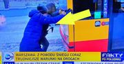 Wideo hitem sieci. Reporter TVN24 pcha autobus