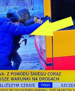 Wideo hitem sieci. Reporter TVN24 pcha autobus
