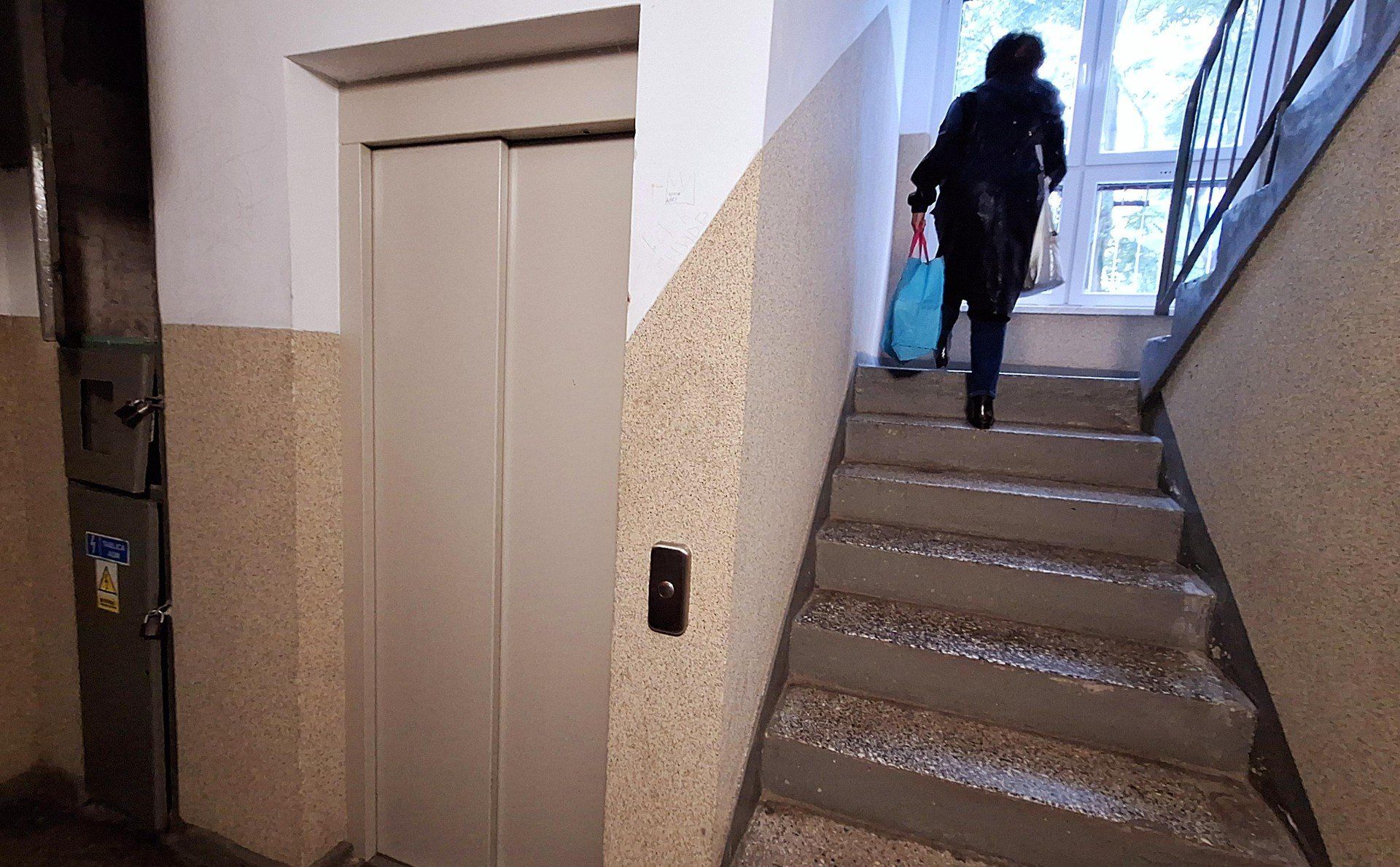 Mieszkańcy LSM w Legnicy tracą cierpliwość. Awarie wind utrudniają codzienne życie