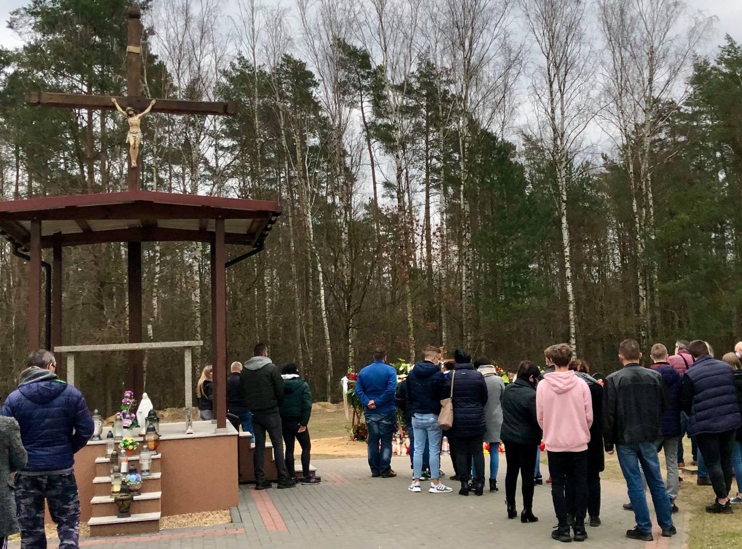 Tłum stał przed grobem. Ostatnią osobę dzieliło od mogiły kilkanaście metrów