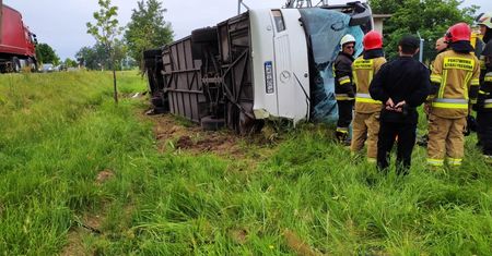 Jełowa. Wypadek autobusu z dziećmi. Lądował śmigłowiec LPR