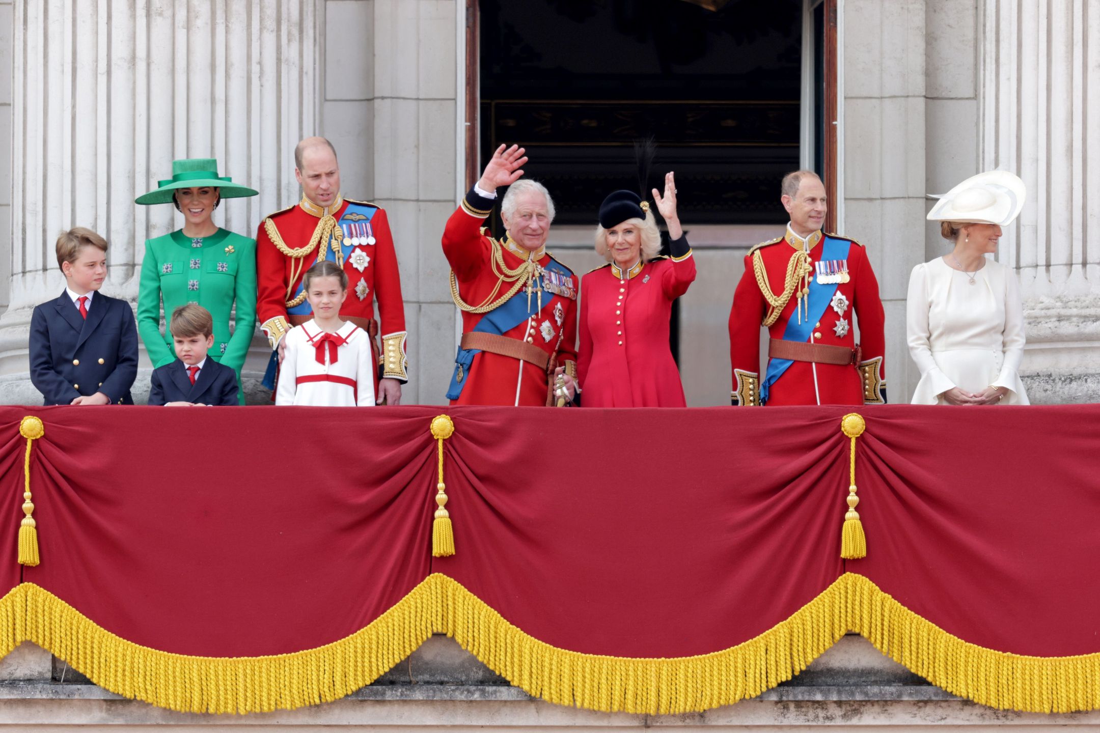 Członkowie rodziny królewskiej na balkonie Pałacu Buckingham