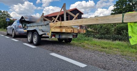 Jak przewozić belki osobówką? Najlepiej wcale, a na pewno nie w taki sposób