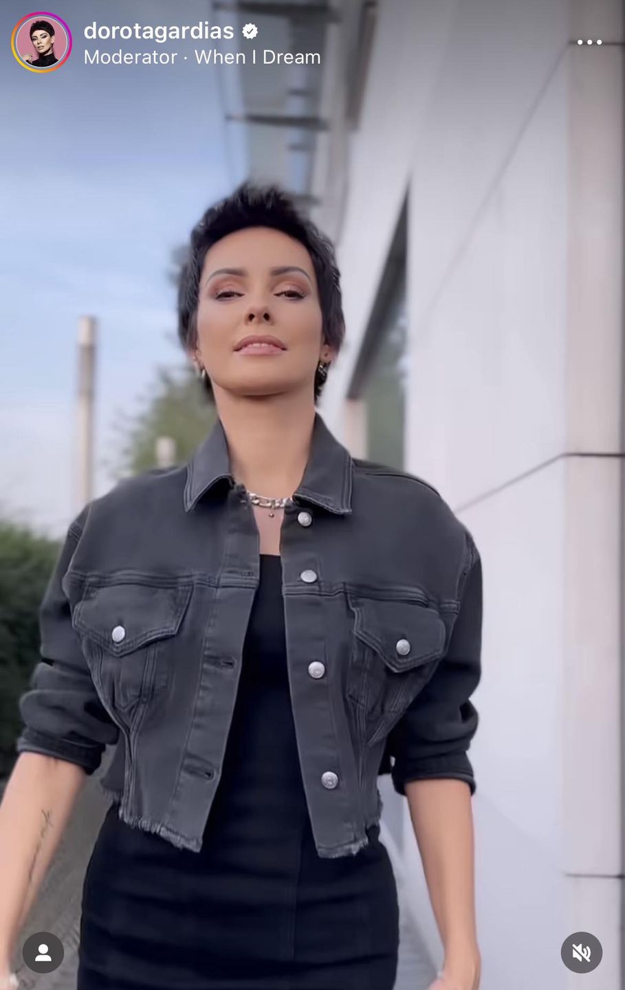 Dorota Gardias w kurtce z grafitowego denimu 