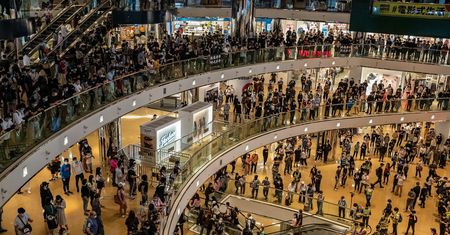 Protest w Hongkongu. Złamali zakaz zgromadzeń. Policja ruszyła z pałkami