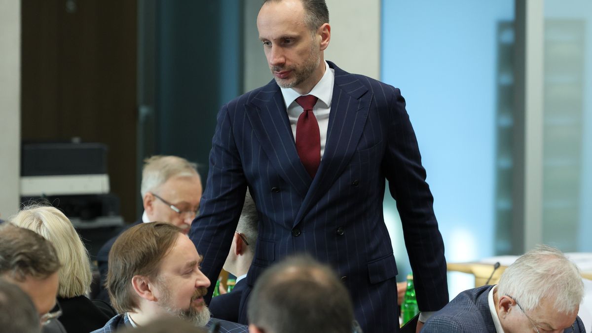 Warszawa, 29.12.2023. Poseł PiS Janusz Kowalski (C) podczas posiedzenia sejmowej komisji sprawiedliwości i praw człowieka w Sejmie w Warszawie, 29 bm. Posłowie mają rozpatrzyć i zaopiniować dla Komisji Finansów Publicznych rządowy projekt ustawy budżetowej na rok 2024. (sko) PAP/Paweł Supernak