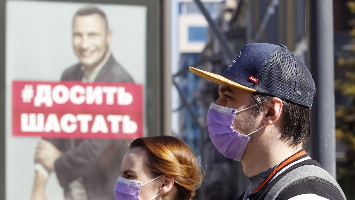 Na Ukrainie znów padł rekord liczby nowych przypadków COVID-19. Na zdjęciu plakat burmistrza Kijowa, Władimira Kliczki, który namawia mieszkańców do pozostania w domu.