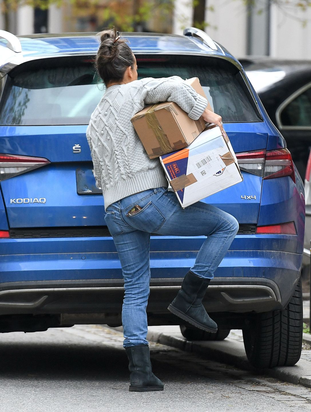 Naturalna Anna Mucha dźwiga paczki