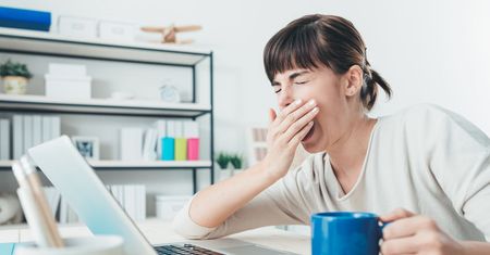 Ziewanie – przyczyny i fazy. Dlaczego ziewanie jest zaraźliwe?