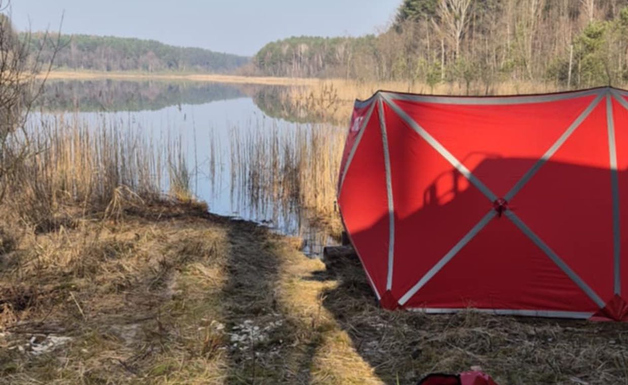 Tragedia na jeziorze. Wywrócony ponton i dryfujące ciało