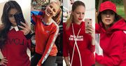 Czerwona bluza - co dobierają do niej gwiazdy?