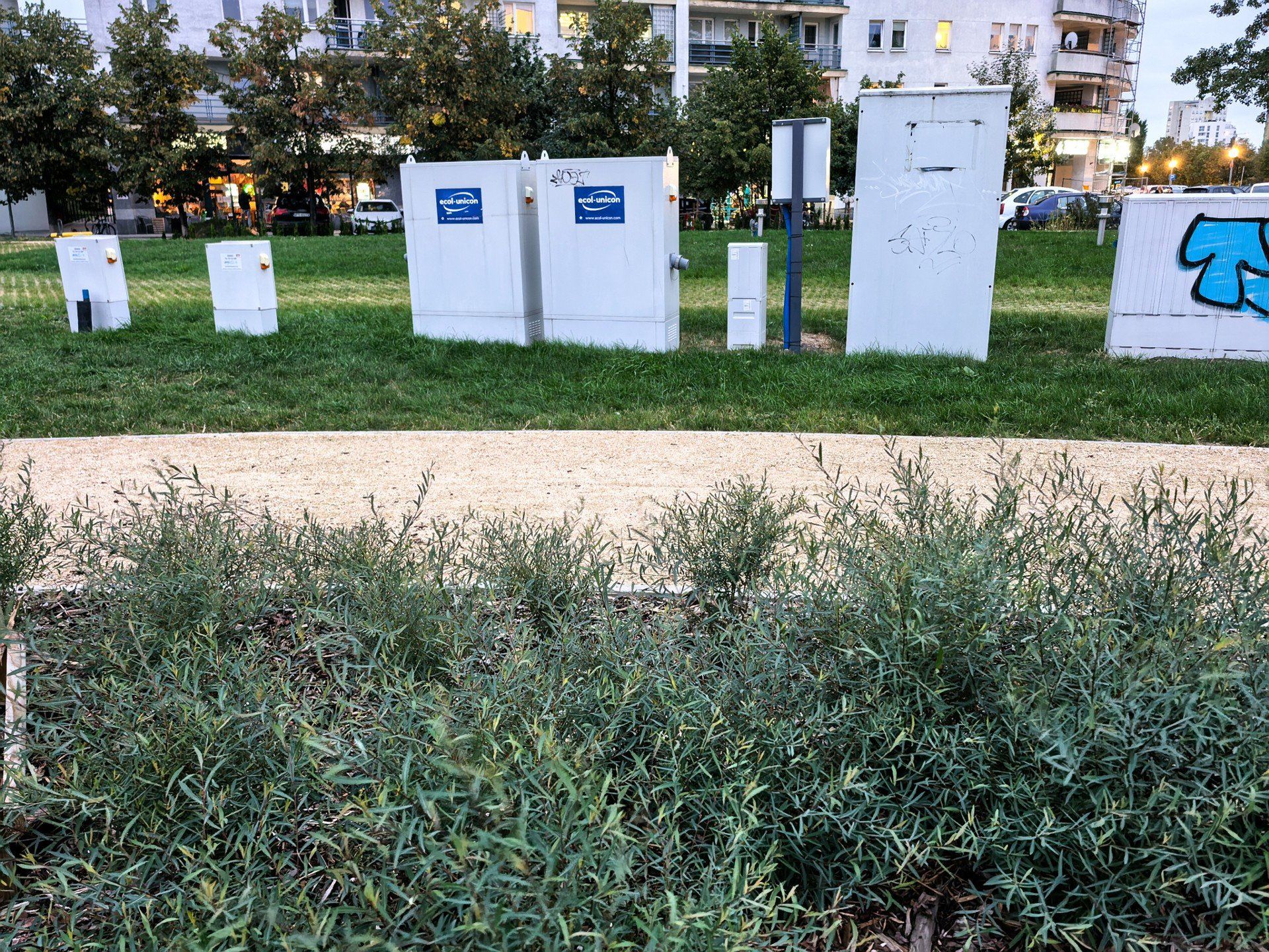 Skrzynki elektryczne w nowo oddanym odcinku parku nad POW